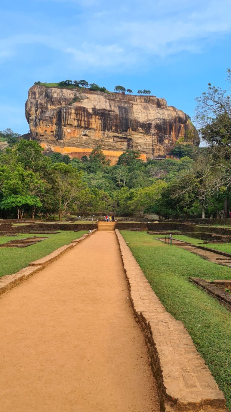 Sri-Lanka-Sigiriya-lion-rock