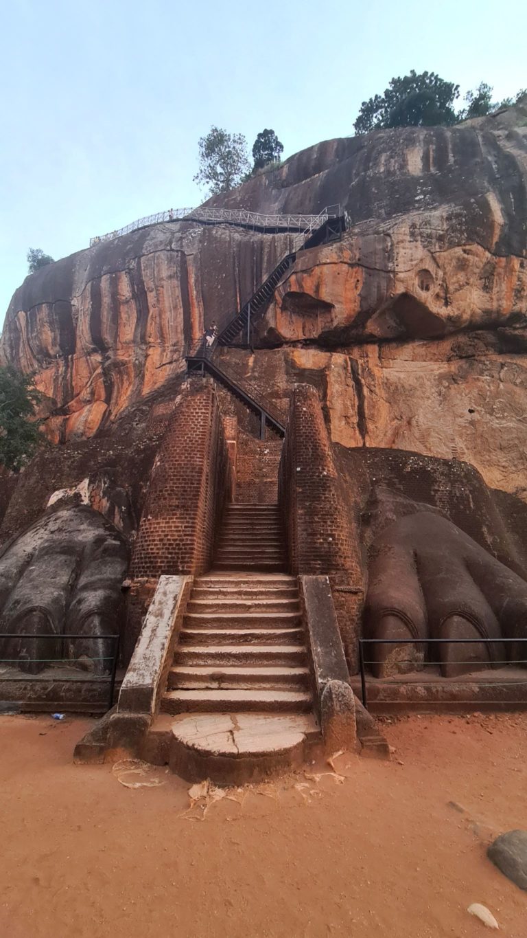 Sri-Lanka-Sigiriya-lion-rock.